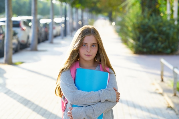 Blond jong geitjestudentenmeisje in de stad