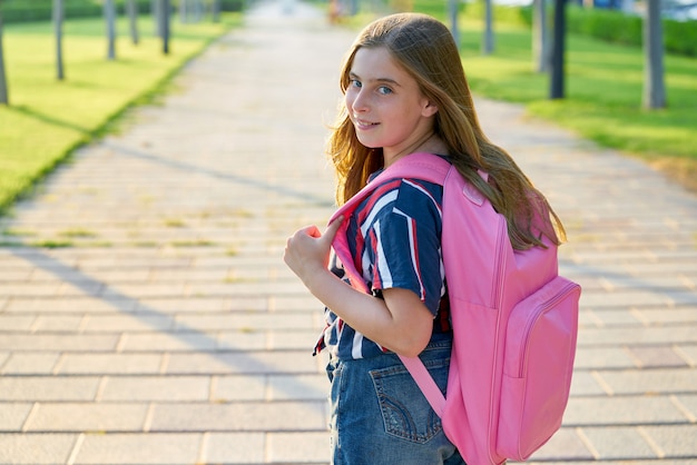 Blond jong geitjestudentenmeisje in het park