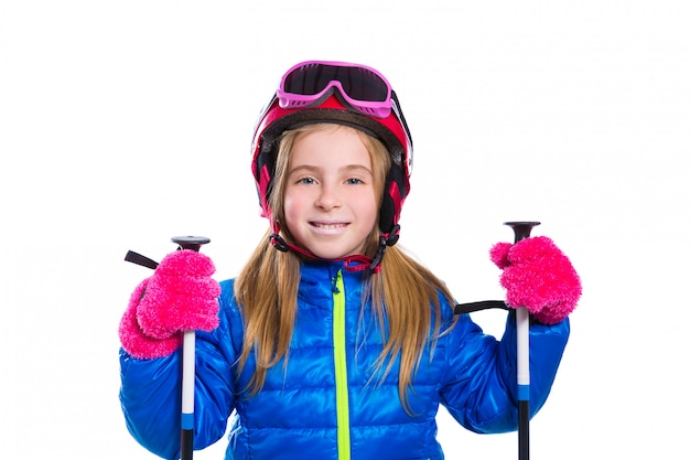 Ragazza bionda del bambino felice andando a nevicare con bastoncini da sci e casco