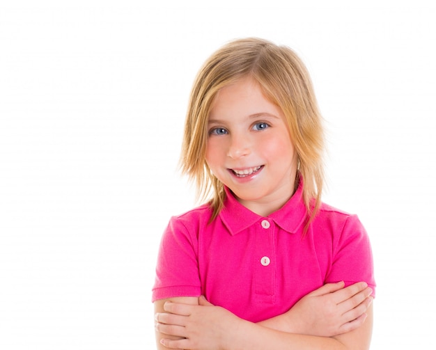 Blond kindmeisje met roze t-shirt het glimlachen portret