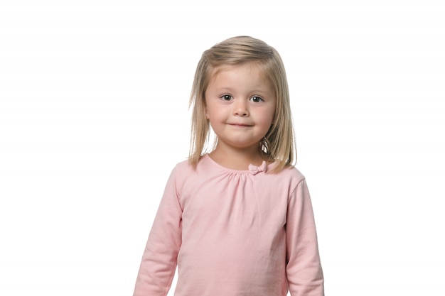 Фото Белокурая маленькая девочка улыбается в камеру на белом фоне
