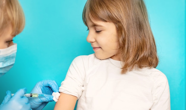 Blond meisje dat een vaccin ontvangt