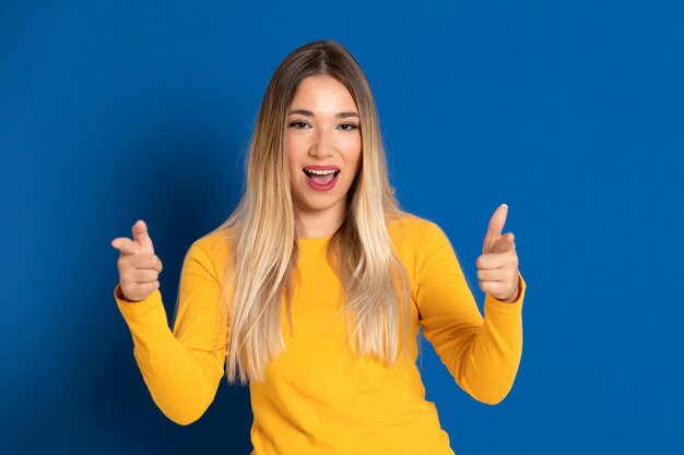 Blond meisje draagt een gele T-shirt