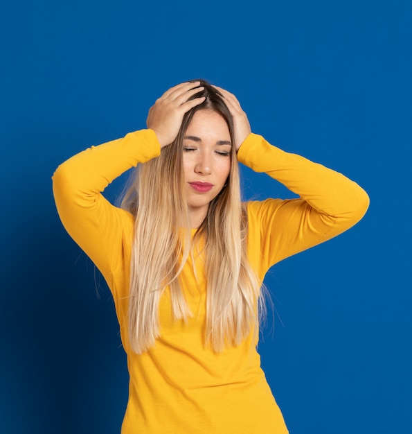 Blond meisje draagt een gele T-shirt