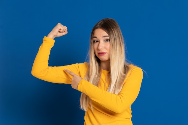 Blond meisje draagt een gele t-shirt