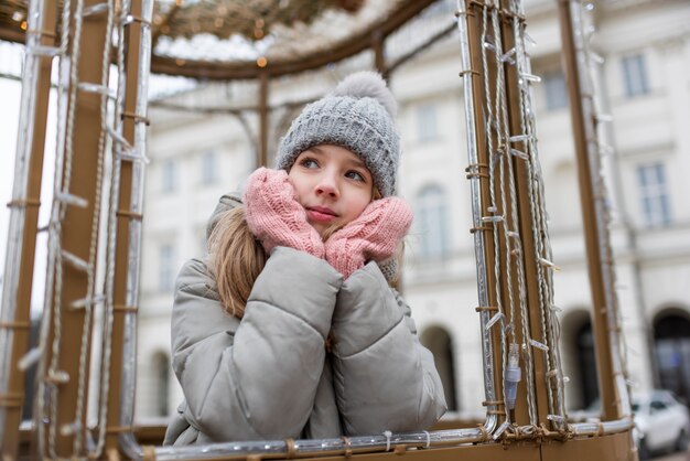 Blond meisje geniet van een reis tijdens hun kerstvakantie