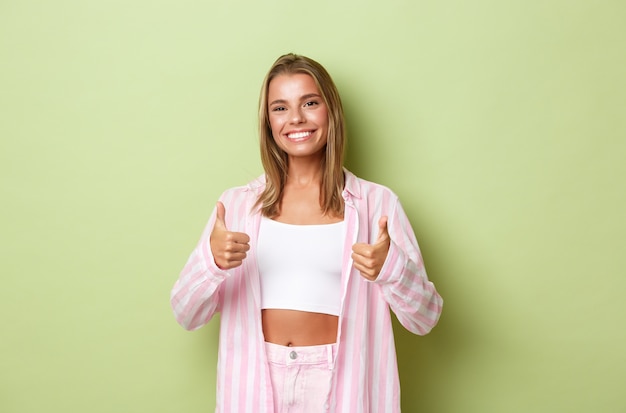 Blond meisje in een roze outfit poseren