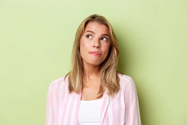 Blond meisje in een roze outfit poseren