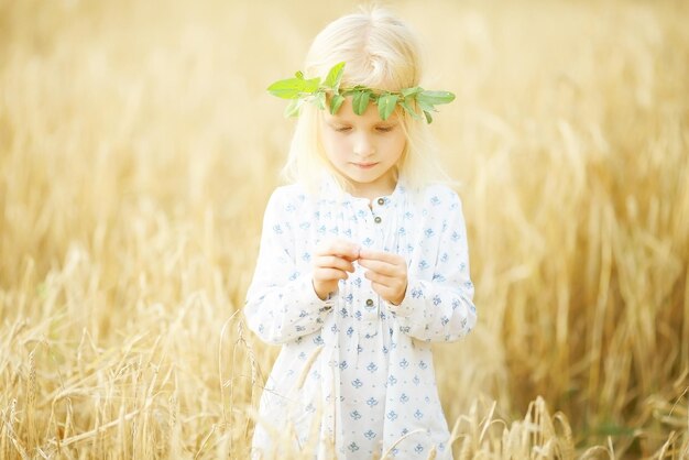 blond meisje in het veld met aartjes