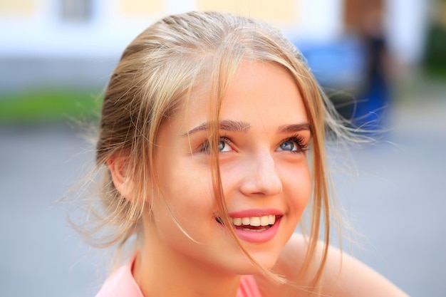 Blond meisje in roze shirt