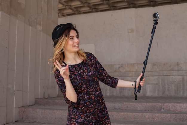 Blond meisje maakt selfie met een selfiestick