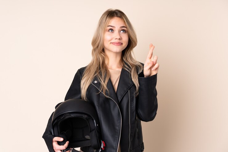Foto blond meisje met een motorhelm