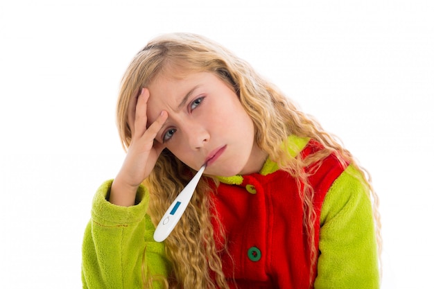 blond meisje met thermometer en griep koud in pyjama