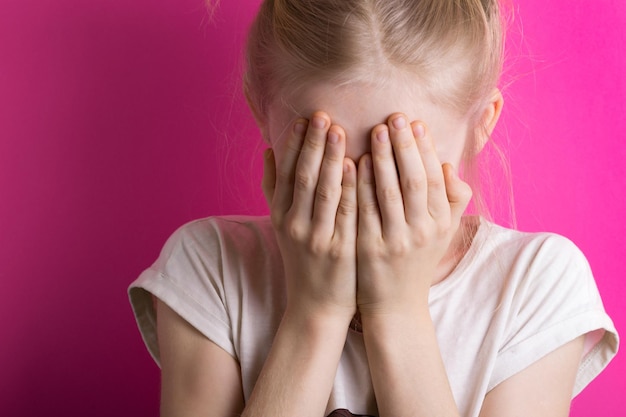 Blond meisje op een roze achtergrond