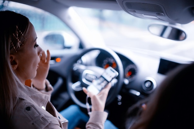 blond meisje rijden / mooie blonde chauffeur, zomerreis concept. Jong volwassen meisje autorijden