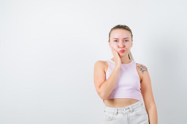 Blond meisje voelt zich verveeld op een witte achtergrond