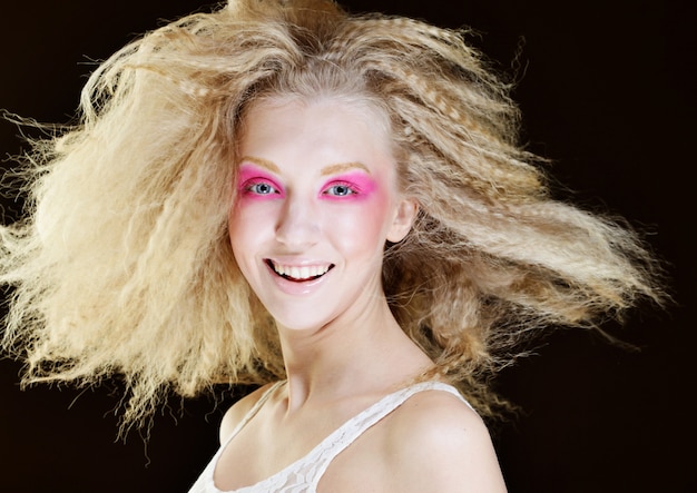 Blond met roze make-up