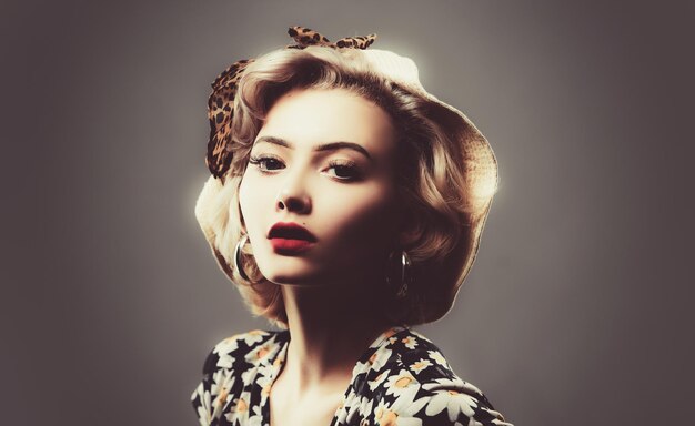 Blond model poseren in retro mode en vintage concept studio shoot pin-up vrouw portret mooi