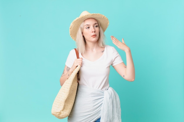 ストレス、不安、倦怠感、欲求不満を感じている金髪のきれいな女性。夏のコンセプト