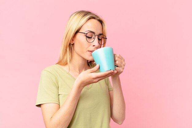 写真 コーヒーを飲む金髪のきれいな女性