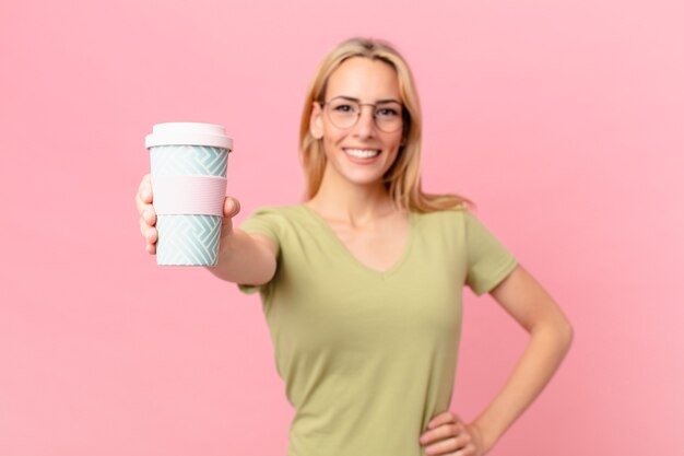 コーヒーを飲む金髪のきれいな女性