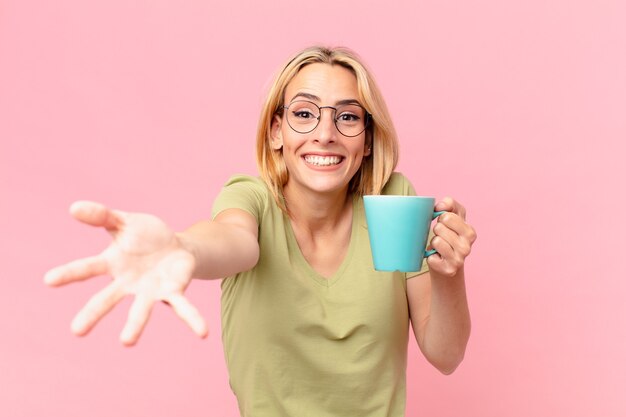 コーヒーを飲んでいる金髪のきれいな女性