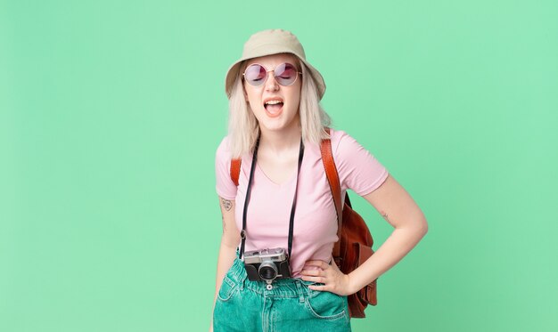 Photo blond pretty woman shouting aggressively, looking very angry. summer concept