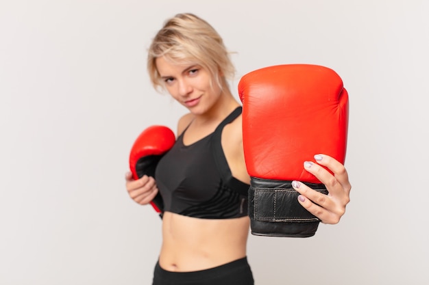 Bella donna bionda con i guantoni da boxe