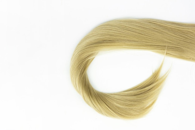 Светлые волнистые волосы на белом фоне Стрижка в салоне