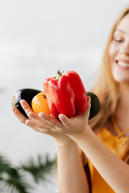 果物と野菜を保持している金髪の女性