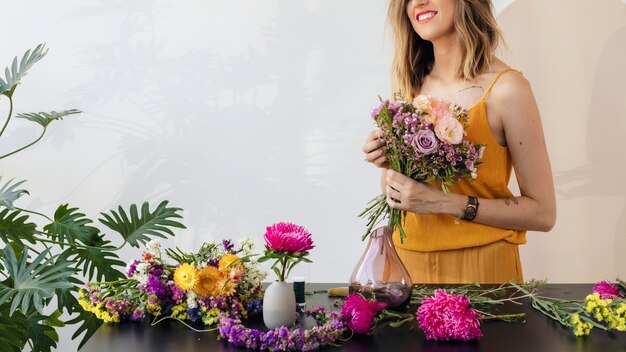 Donna bionda che fa un mazzo di fiori