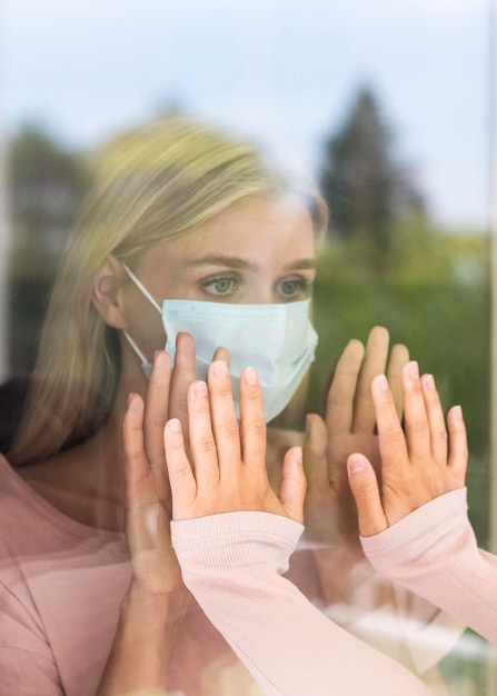 Foto distanziamento sociale della donna bionda a casa