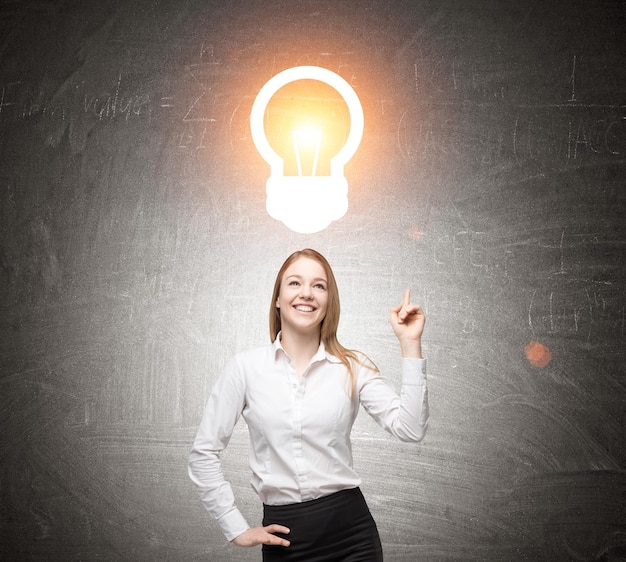 Blond woman with finger in the air is showing light bulb