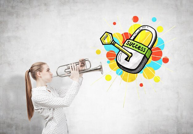 Photo blond woman with a trumpet and a success key