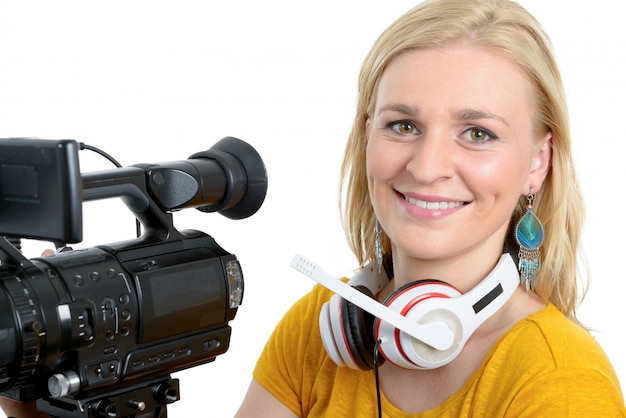 Foto giovane donna bionda con la videocamera professionale, su bianco