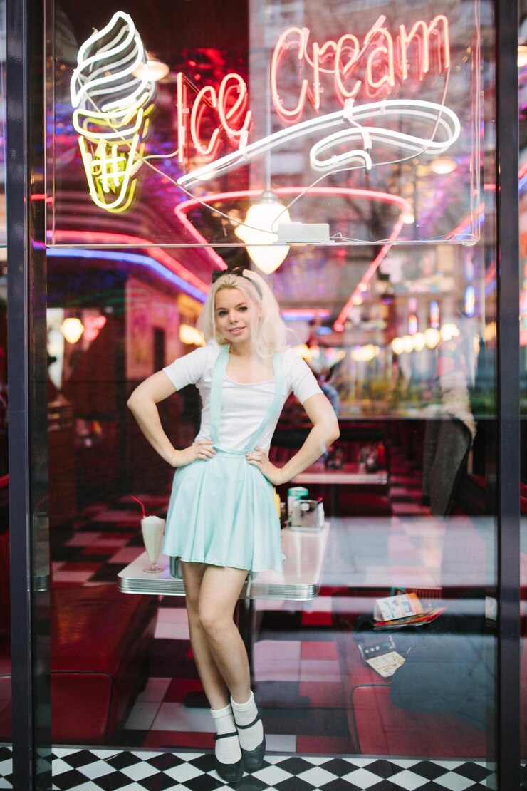 Photo blonde adorable female in american classic retro cafe standing and flirting