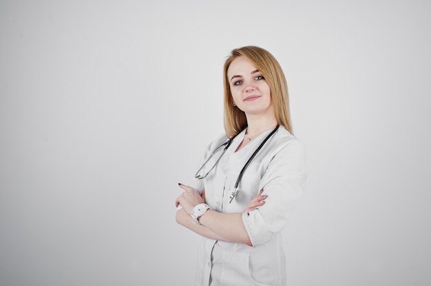 Blonde artsenverpleegster met stethoscoop op witte achtergrond wordt geïsoleerd die.