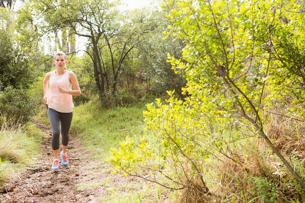 Blonde atleet joggen op trail