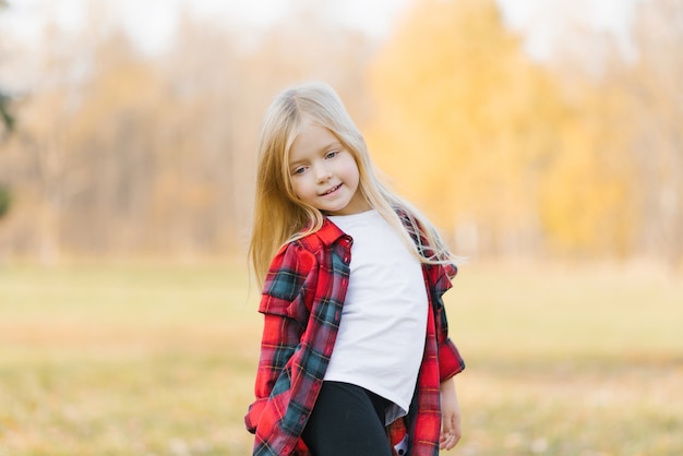 Blonde babymeisje dromen in herfst park