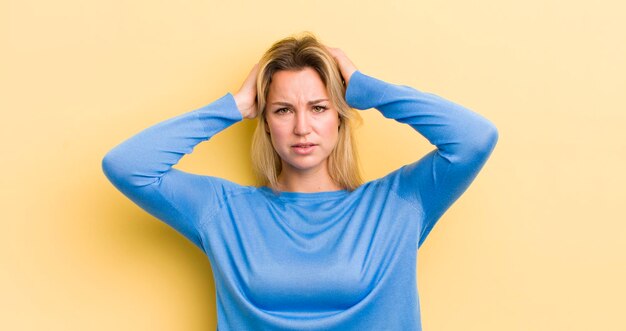 Foto blonde blanke vrouw die zich gefrustreerd en geïrriteerd voelt, ziek en moe van mislukkingen genoeg van saaie saaie taken