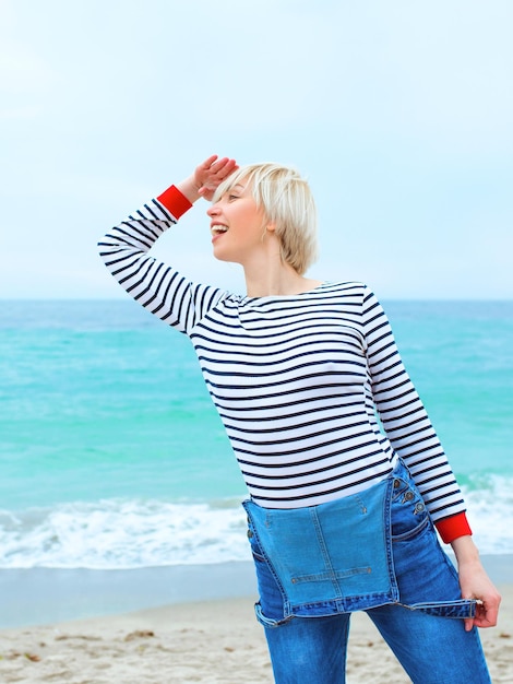 blonde blanke vrouw op vakantie aan zee