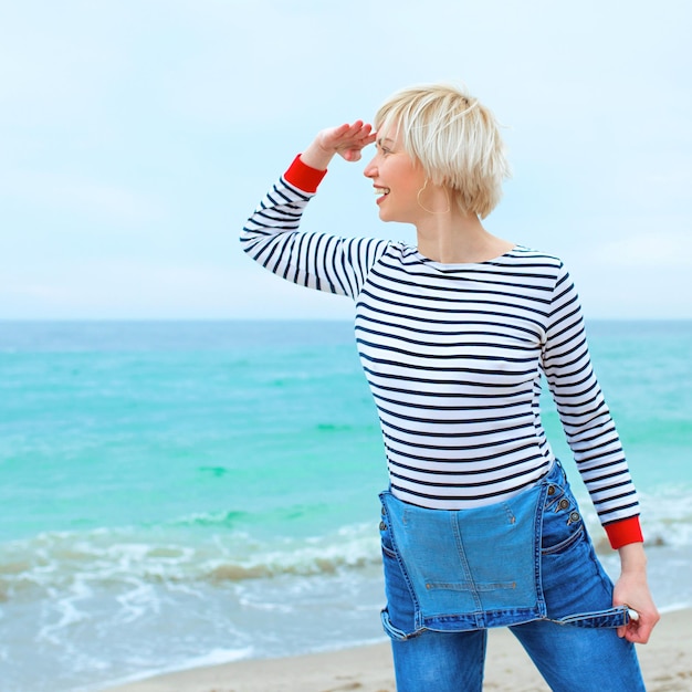 blonde blanke vrouw op vakantie aan zee