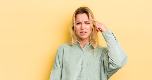 Blonde blanke vrouw voelt zich verward en verbaasd en laat zien dat je gek, gek of gek bent