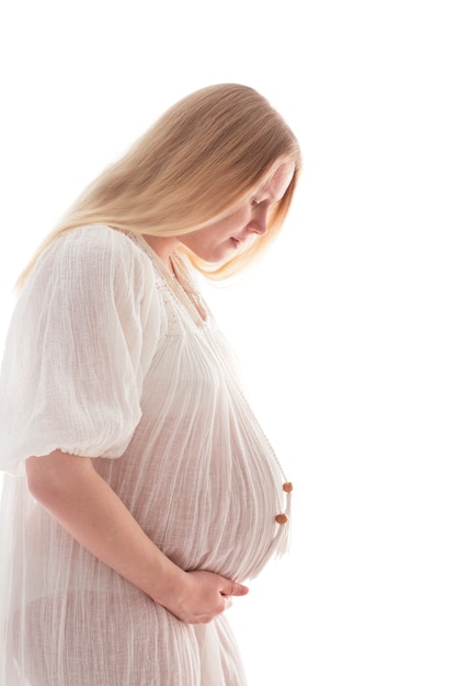 Blonde blanke zwangere vrouw geïsoleerd op wit