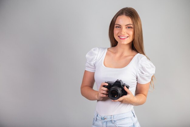 Blonde Braziliaanse vrouw met in hand camera