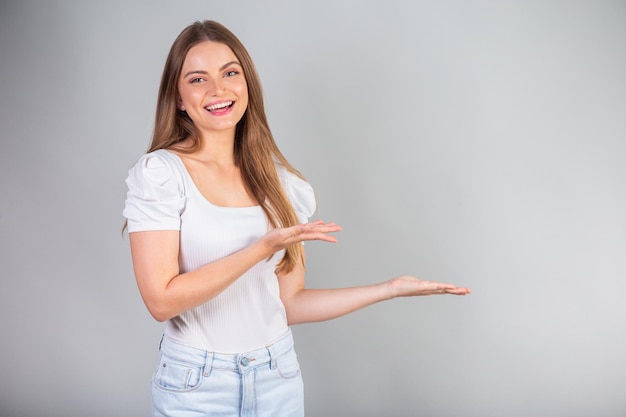 Photo blonde brazilian woman presenting something negative space