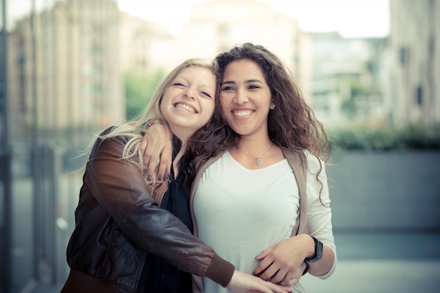 Foto belle giovani donne alla moda bionde e castane