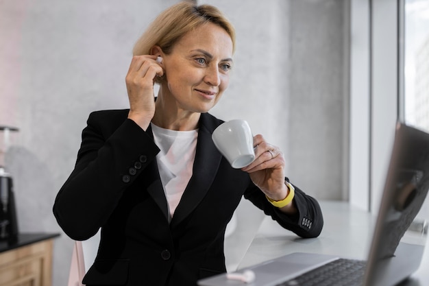 Photo blonde business woman at work