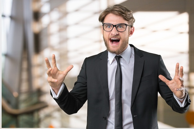 Foto uomo d'affari biondo che grida