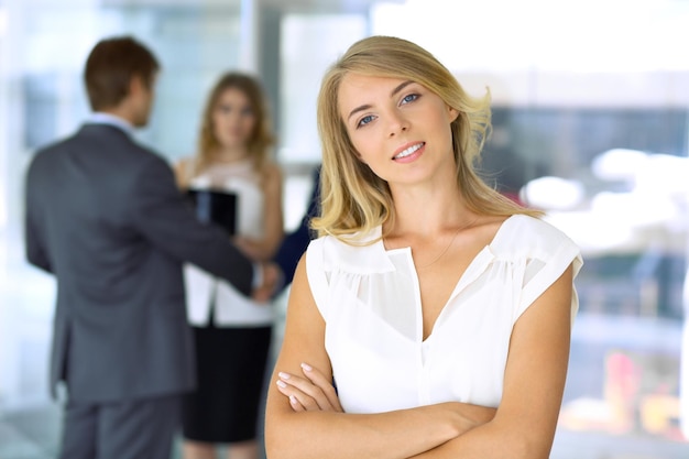 Photo blonde businesswoman looking at camera